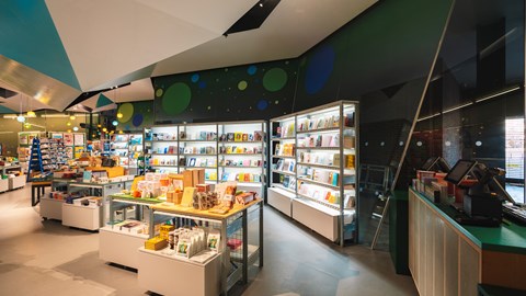 Tate Modern's River Shop: Jak proměnili průmyslové regály v silný prodejní trumf