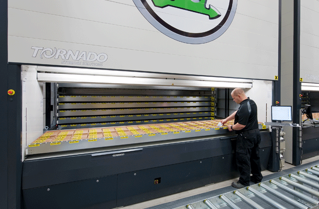 Řešení automatizace skladu pro malé nosiče nákladu, jako jsou krabice, kartony a drobné zboží